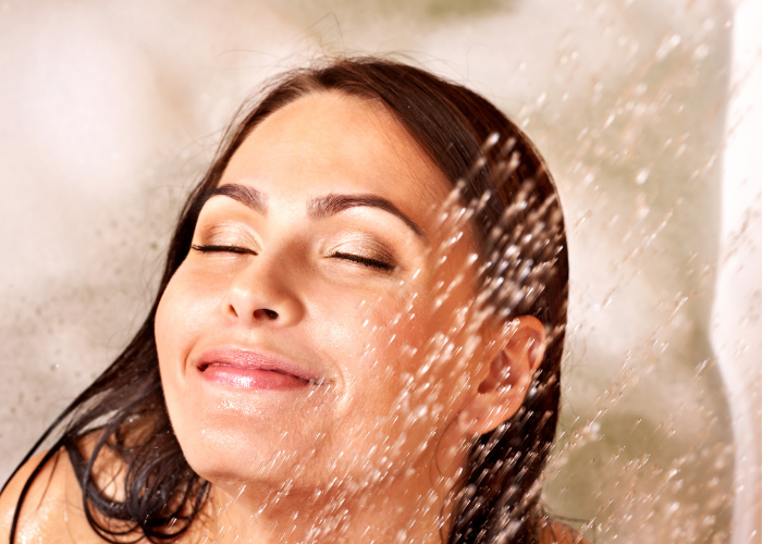 sensação de frescor no banho - na imagem mulher sorrindo ao tomar banho